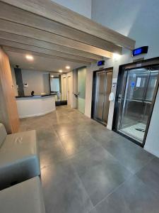 un vestíbulo vacío de un edificio de oficinas con ascensor en Home Time Studios en Florianópolis