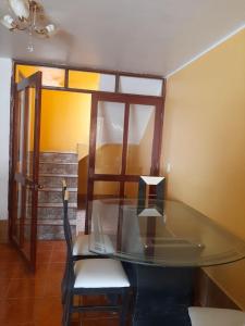 een glazen tafel en een stoel in een kamer bij Casa La Ruta Pisco in Pisco