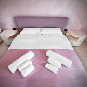 ein Bett mit vier weißen Kissen darüber in der Unterkunft Antonella's House Pompei - Sorrento - Amalfi in Pompei