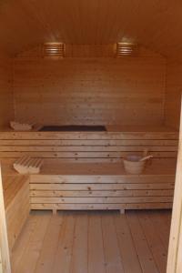 緬滋波爵的住宿－Villa Bella Sauna & Jacuzzi，木地板上的带两个碗的桑拿浴室