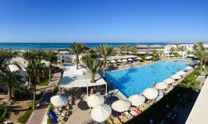 una vista aérea de una piscina del complejo con sombrillas en Hotel Meninx Djerba en Triffa