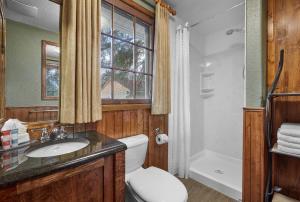 La salle de bains est pourvue de toilettes, d'un lavabo et d'une douche. dans l'établissement Patricia Lake Bungalows, à Jasper