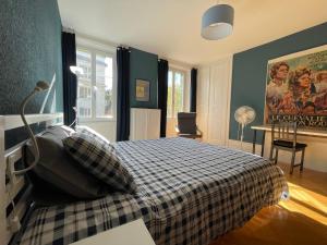 Postel nebo postele na pokoji v ubytování Le Locle : bel appartement chaleureux