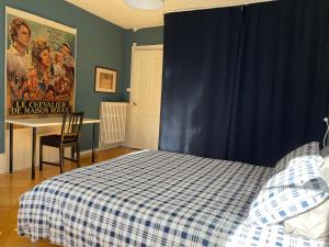 Postel nebo postele na pokoji v ubytování Le Locle : bel appartement chaleureux