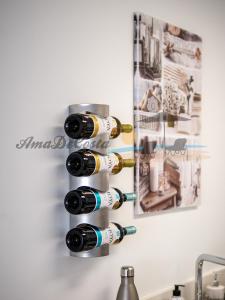 CASCADA del MAR II - GRAN ALACANT في غران ألاكانت: مجموعة من زجاجات النبيذ في رف النبيذ على الحائط