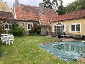 a backyard with a tarp on the grass at Munkebergs gård in Kristianstad
