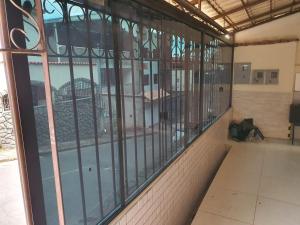 an empty room with glass windows in a building at Linda Casa com Estacionamento in Juiz de Fora