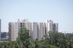 バンガロールにあるCastle Suites by Haven Homes, Kempegowda International Airport roadの前に木々がある大きな白い建物