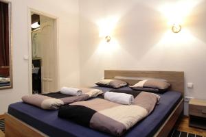 ブダペストにあるMaverick Apartmentsのベッドルームに枕付きのベッド2台が備わります。