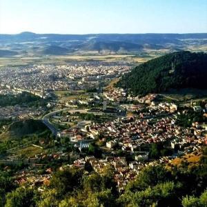 une vue aérienne sur une ville située dans une vallée dans l'établissement Harmony, à Azrou