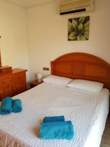 オリフエラ・コスタにあるCasa Marisaのベッドルーム1室(青いタオル付きのベッド1台付)
