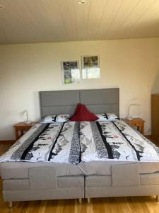 een groot bed in een kamer met 2 tafels bij Verträumt schön zu jeder Jahreszeit Bergpanoramasicht in Albinen