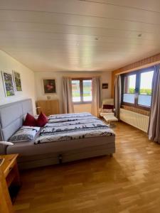 AlbinenにあるVerträumt schön zu jeder Jahreszeit Bergpanoramasichtのベッドルーム1室(大型ベッド1台付)