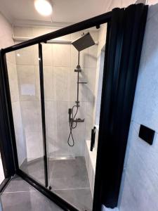 Koupelna v ubytování Cozy 2BR Renovated Apartment 1 Min to Metro