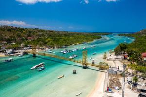 a bridge over a river with boats in the water at Villa Giyor in Nusa Lembongan