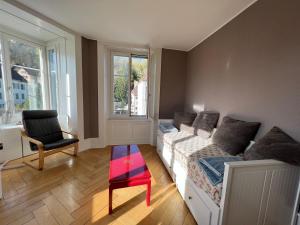 Posezení v ubytování Le Locle : bel appartement chaleureux