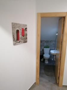 een badkamer met een toilet en een wastafel bij Alojamiento Las Dunas Bajo in Tabernas