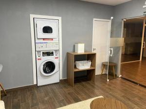 a laundry room with a washing machine and a table at Flat Aconchegante in Sorocaba
