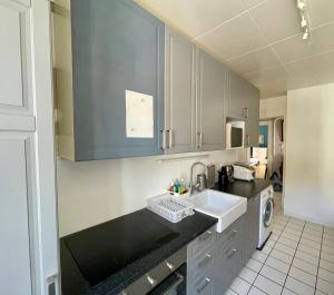 Kuchyň nebo kuchyňský kout v ubytování Le Locle : bel appartement chaleureux