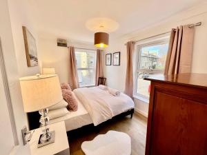 a small bedroom with a bed and a window at Central Cambridge Fig Tree house in Cambridge