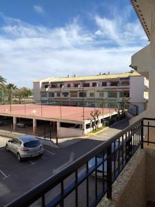 auf einem Parkplatz vor einem Gebäude geparkt in der Unterkunft Apartamento Paraiso in Santa Pola