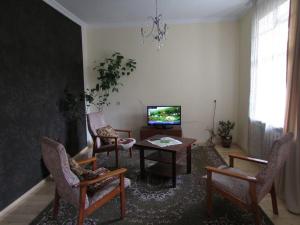 Televisyen dan/atau pusat hiburan di Red Stone Guest House