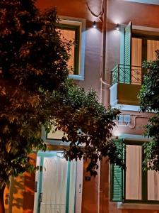 un edificio con una puerta verde y un balcón en City Break Metro Ambelokipi, en Atenas