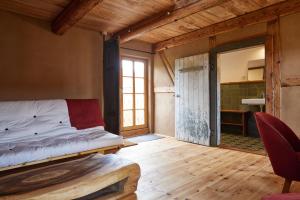 Schlafzimmer mit einem Bett, einem Fenster und einem Schreibtisch in der Unterkunft Schlossmühle Schieritz in der Nähe von Meißen 