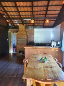 una mesa de madera en medio de una cocina en Casa p fim de semana p 6 pessoas 12km, do centro de urupema en Urupema
