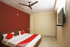 เตียงในห้องที่ OYO Hotel 2 Yaars Near Ghitorni Metro Station