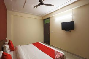เตียงในห้องที่ OYO Hotel 2 Yaars Near Ghitorni Metro Station
