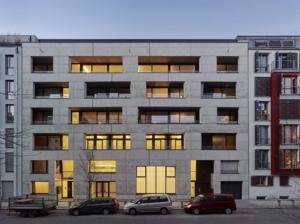 un gran edificio con coches estacionados frente a él en Seminarhaus S1516, en Berlín