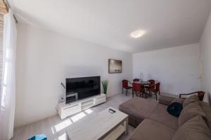 Televízia a/alebo spoločenská miestnosť v ubytovaní A1 - spacious apt on the seafront with terrace