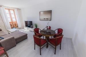 Televízia a/alebo spoločenská miestnosť v ubytovaní A1 - spacious apt on the seafront with terrace