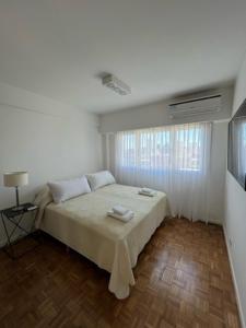 1 dormitorio con 1 cama con 2 toallas en POLO PREMIUM STUDIO - BUENOS AIRES en Buenos Aires