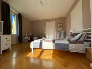 Postel nebo postele na pokoji v ubytování Le Locle : bel appartement chaleureux