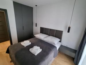 sypialnia z łóżkiem z dwoma ręcznikami w obiekcie Premium Apartments Rzeszów Silver w mieście Rzeszów