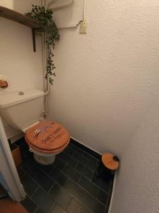 małą łazienkę z toaletą w pokoju w obiekcie A 8 mn A PIED DES PLAGES APPARTEMENT AVEC PISCINE ET TENNIS w Argelès-sur-Mer