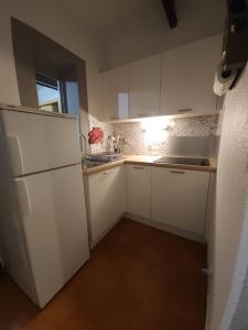 Kuchyňa alebo kuchynka v ubytovaní A 8 mn A PIED DES PLAGES APPARTEMENT AVEC PISCINE ET TENNIS
