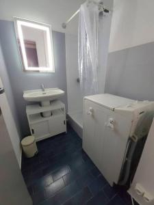 Kúpeľňa v ubytovaní A 8 mn A PIED DES PLAGES APPARTEMENT AVEC PISCINE ET TENNIS