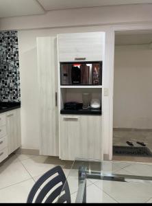 a kitchen with a glass table in a room at Fortaleza Landscape Beira-mar: espaço inteiro in Fortaleza