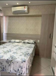 a bedroom with a bed and a air conditioner on the wall at Fortaleza Landscape Beira-mar: espaço inteiro in Fortaleza