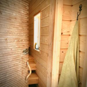 una sauna con una toalla colgada en la pared en Suojelumetsän sylissä oleva talo lähellä vesistöjä, en Keuruu