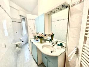uma casa de banho com um lavatório, um WC e um espelho. em Sea at 400mt - station - wi-fi em Laigueglia