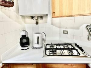 um balcão de cozinha com um fogão e comodidades para preparar café em Sea at 400mt - station - wi-fi em Laigueglia