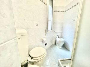 uma casa de banho branca com um WC e um lavatório em Sea at 400mt - station - wi-fi em Laigueglia
