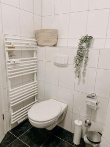 La salle de bains blanche est pourvue de toilettes. dans l'établissement Geräumig, zentral, Messe nah! BE1R, à Essen