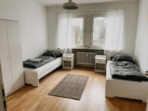 a bedroom with two beds and a window at Geräumig, zentral, Messe nah! BE1R in Essen