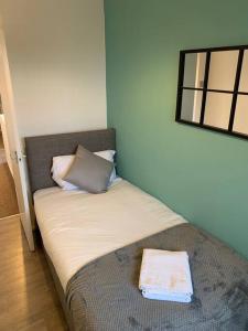 1 cama con 2 almohadas en una habitación en Contractor Stays by Furnished Accommodation Manchester - Park Your Van on the Driveway with CCTV en Mánchester
