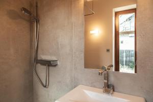 W łazience znajduje się umywalka i prysznic. w obiekcie Urlaubsoase Klagenfurt am Wörthersee w mieście Klagenfurt